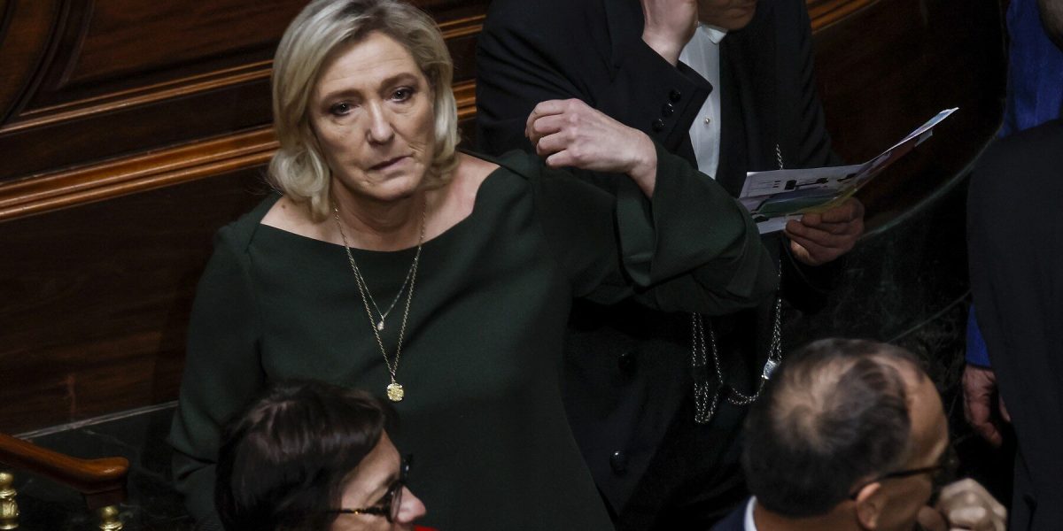 Marine Le Pen laudă Ungaria pentru blocarea fondurilor UE destinate Ucrainei Liderul de extremă dreapta francez, Marine Le Pen, aflată la Budapesta, a lăudat decizia premierului ungar Viktor Orbán de a bloca un împrumut de 90 de miliarde de euro din partea Uniunii Europene, destinat Ucrainei