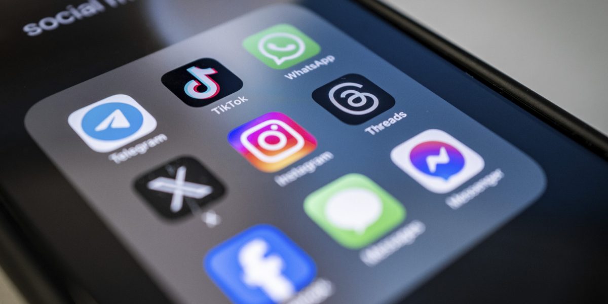 Verificarea vârstei online: O cursă contra cronometru între tehnologie și restricții Guvernele din întreaga lume intensifică eforturile pentru a proteja copiii pe platformele online, determinând o evoluție rapidă a tehnologiilor de verificare a vârstei