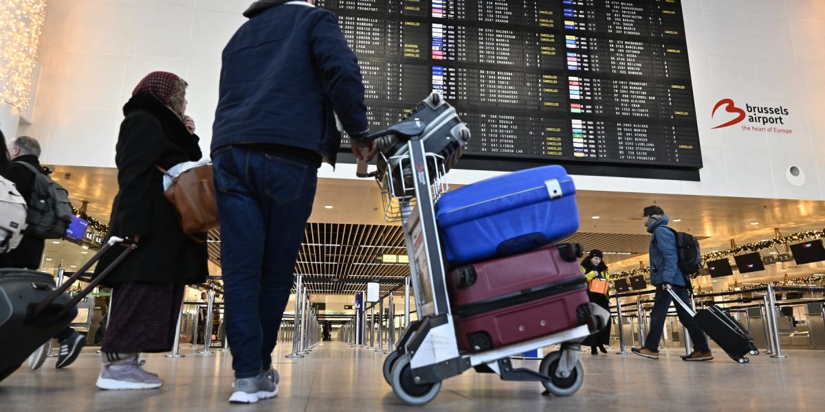 Reformulează acest titlu în stil jurnalistic românesc, 55-70 caractere, informativ și direct. Fără clișee sau formule introductive. Titlu: 250 de români au revenit joi din Emiratele Arabe Unite, potrivit Ministerului de Externe

REGULI STRICTE:
– Răspunde cu UN SINGUR titlu, nimic altceva
– Fără opțiuni, fără variante, fără numerotare
– Fără a număra caracterele în răspuns
– Fără ghilimele în jurul titlului
– Fără majuscule la fiecare cuvânt (nu Title Case) – doar prima literă din propoziție și numele proprii
– Fără punct la finalul titlului
– Fără formatare markdown sau HTML
– Fără două puncte (:) urmate de subtitlu generic
– Prima literă din titlu trebuie să fie majusculă
– Numele proprii cu majusculă (ex: Fritz, PSD, România)