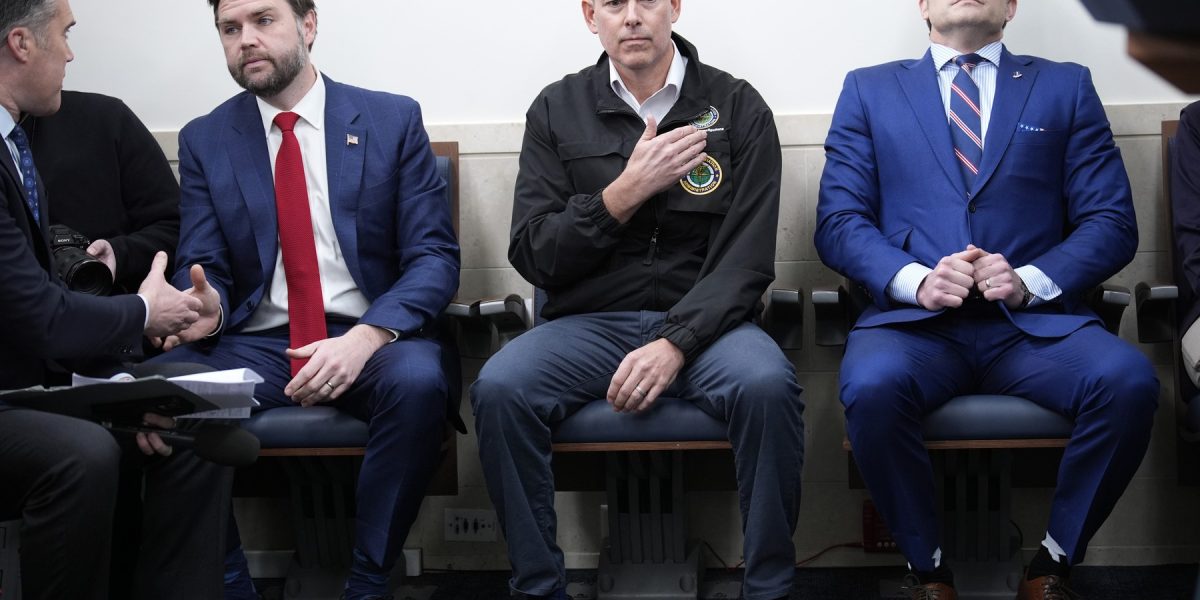 Departamentul american al Transporturilor vrea să folosească inteligența artificială (AI) pentru a redacta reglementări de siguranță pentru avioane, mașini și conducte