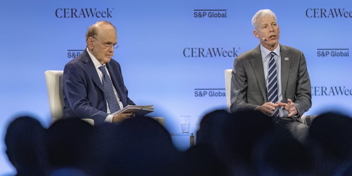 Criza din Orientul Mijlociu: Directorii din industria petrolului avertizează, oficialii americani minimizează impactul Houston, SUA – Războiul din Orientul Mijlociu stârnește îngrijorare tot mai mare în rândul liderilor din industria petrolieră, reuniți la Houston pentru conferința CERAWeek