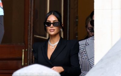 Kim Kardashian vinde haine de pe platourile de filmare pentru a sprijini accesul la justiție Vedeta de reality show și antreprenoarea Kim Kardashian scoate la licitație articole vestimentare purtate în serialul „All’s Fair”, unde interpretează rolul unei avocate