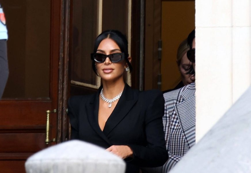 Kim Kardashian vinde haine de pe platourile de filmare pentru a sprijini accesul la justiție Vedeta de reality show și antreprenoarea Kim Kardashian scoate la licitație articole vestimentare purtate în serialul „All’s Fair”, unde interpretează rolul unei avocate
