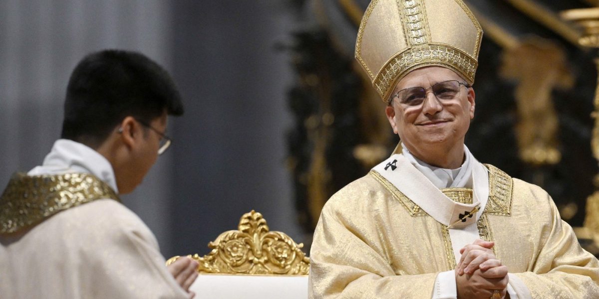 Papa Leon al XIV-lea cere încetarea imediată a focului în Iran: „Opriți focul!” Papa Leon al XIV-lea a lansat duminică un apel emoționant pentru încetarea imediată a focului în războiul din Iran, manifestându-și profundul regret pentru „violența atroce” care a provocat moartea a mii de necombatanți și a generat suferințe în întreaga regiune