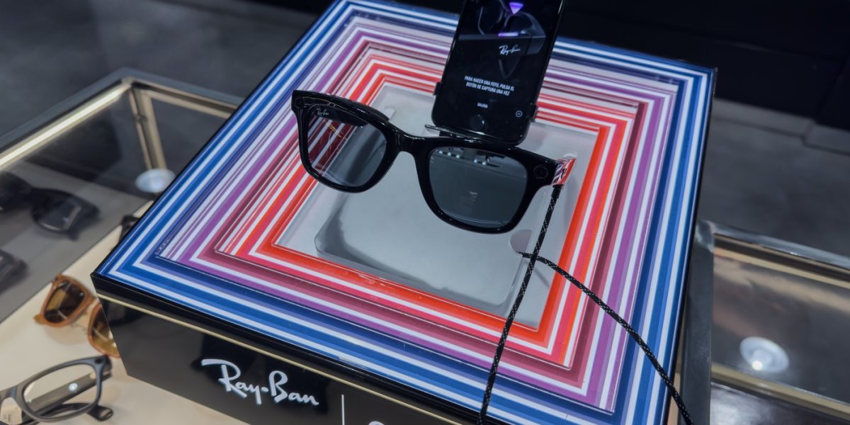 Angajații meta dezvăluie ce văd prin ochelari utilizatorii