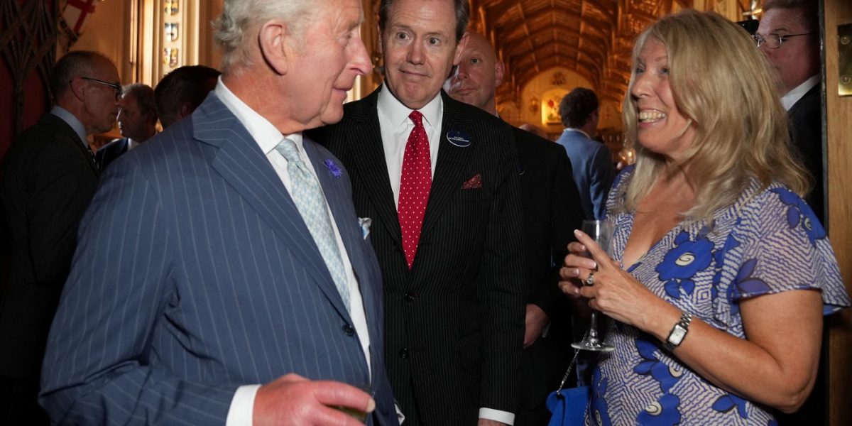 Sneakers pentru Regele Charles: O Revoluție Discretă în Garderoba Regală? Încălțămintea confortabilă și funcțională câștigă teren în moda masculină, iar posibilitatea ca Regele Charles al III-lea să adopte sneakers în aparițiile publice devine din ce în ce mai plauzibilă