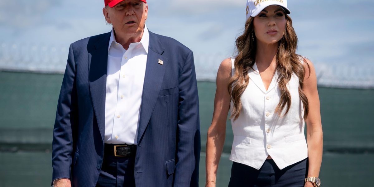 Kristi Noem, o figură marcantă în administrația Trump și un susținător fervent al politicilor MAGA, va părăsi Departamentul pentru Securitate Internă al SUA