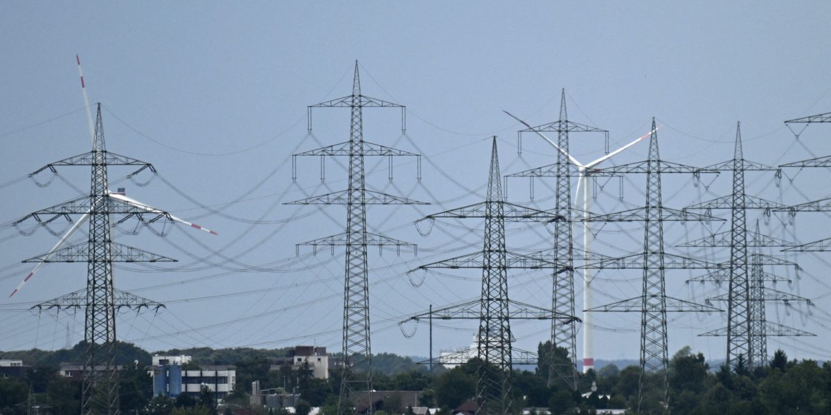 APCE acuză blocaje deliberate în sectorul energetic românesc Asociația prosumatorilor și a comunităților de energie (APCE) acuză, într-un comunicat de presă emis vineri, blocaje intenționate în sectorul energetic românesc, care ar afecta negativ economia națională