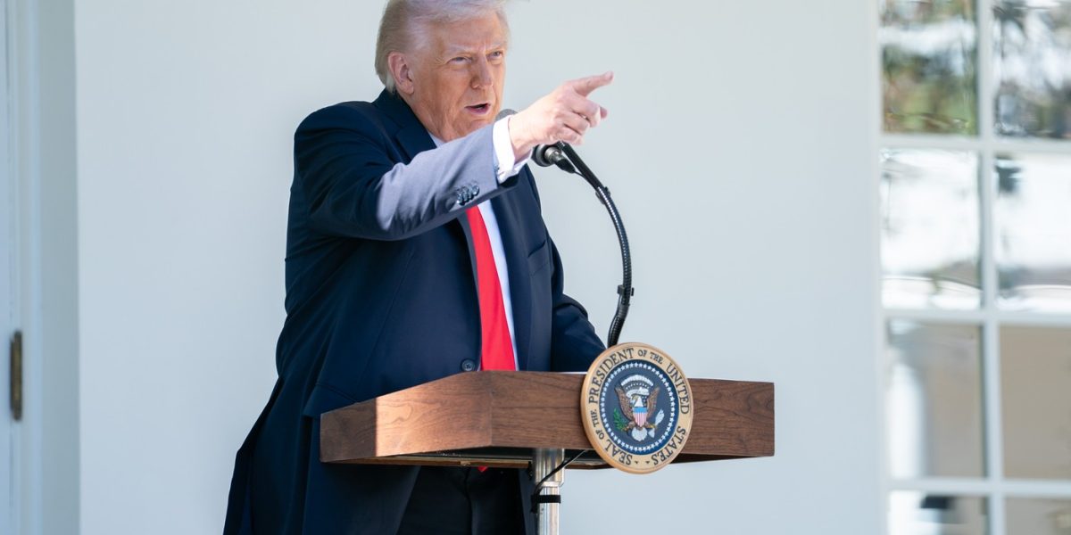 Trump, tot mai nemulțumit de NATO: De la „dezamăgire” la „test” eforturile de implicare a Alianței în Iran Declarațiile recente ale președintelui american Donald Trump marchează o evoluție clară a retoricii sale la adresa NATO, pe fondul crizei din Iran
