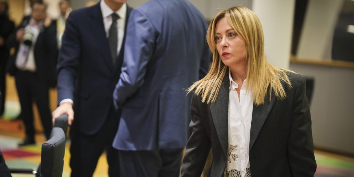 Meloni critică dependența Europei și pledează pentru autonomie strategică Prim-ministrul italian, Giorgia Meloni, a atras atenția asupra vulnerabilităților strategice ale Europei, subliniind dependența continentului de resursele externe
