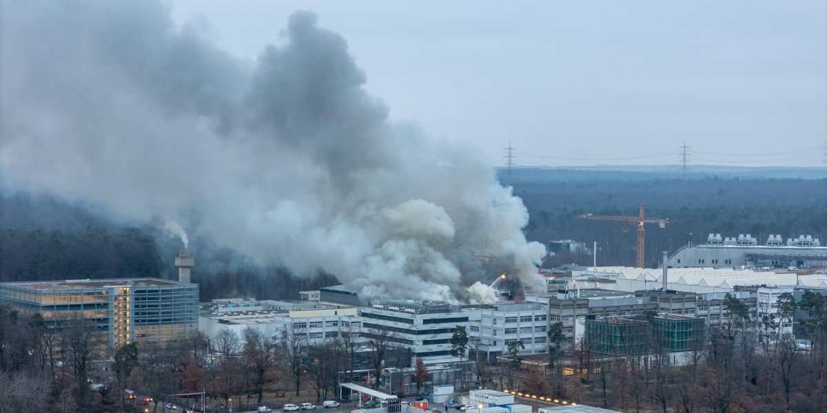 Incendiu major la un centru de cercetare german de importanță globală Un incendiu de amploare a izbucnit joi dimineață la Centrul Helmholtz GSI din Darmstadt, Germania, un centru de cercetare de prestigiu care găzduiește un accelerator de particule unic în lume