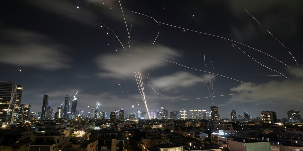 Atacuri reciproce între Israel și Iran: Rachete și drone deasupra Orientului Mijlociu O nouă escaladare a tensiunilor în Orientul Mijlociu a marcat ziua de vineri, când Israelul și Iranul au lansat atacuri reciproce cu rachete și drone