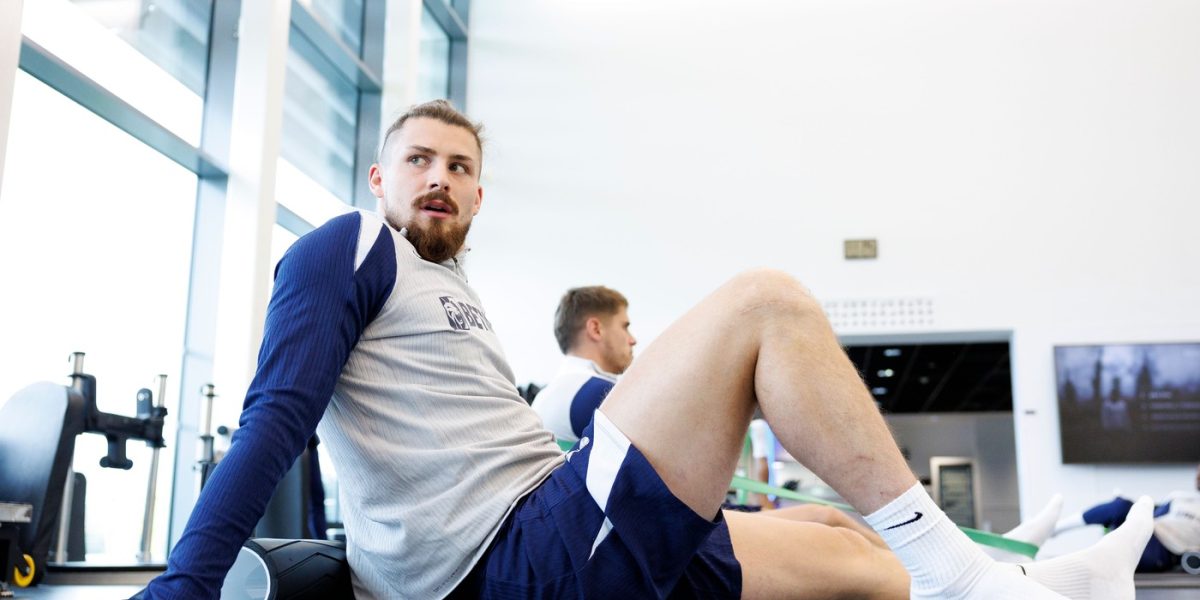 Opțiuni:

Critici dure pentru cel mai scump fotbalist român: „E groaznic!” (58 caractere)
Verdict dur: Cel mai scump român din fotbal, criticat aspru public. (62 caractere)
„E groaznic!” Reacția dură la evoluția scumpului fotbalist român. (67 caractere)
Lovitură pentru recordul de transfer: „Groaznic” despre cel mai scump român. (63 caractere)