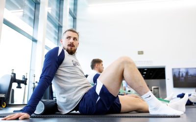 Opțiuni:

Critici dure pentru cel mai scump fotbalist român: „E groaznic!” (58 caractere)
Verdict dur: Cel mai scump român din fotbal, criticat aspru public. (62 caractere)
„E groaznic!” Reacția dură la evoluția scumpului fotbalist român. (67 caractere)
Lovitură pentru recordul de transfer: „Groaznic” despre cel mai scump român. (63 caractere)