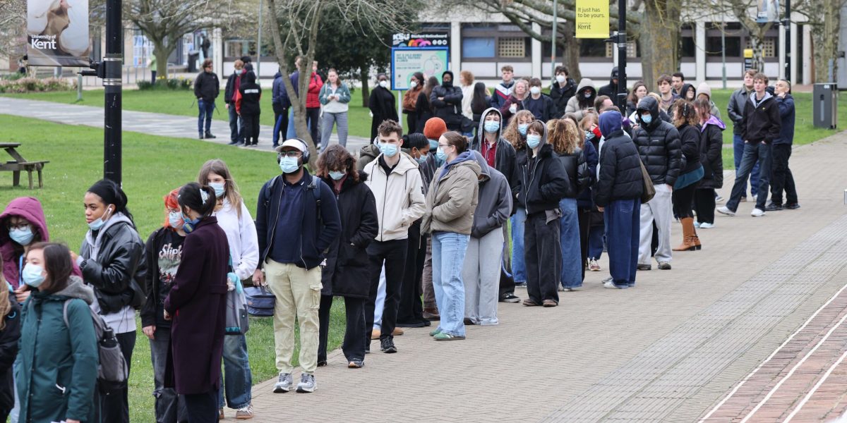 Focar de meningită în Marea Britanie: Riscul pentru restul Europei, considerat scăzut Centrul European pentru Prevenirea și Controlul Bolilor (ECDC) a declarat că riscul de răspândire a bolii meningococice invazive în rândul populației generale rămâne „foarte scăzut” la nivelul Uniunii Europene și al Spațiului Economic European