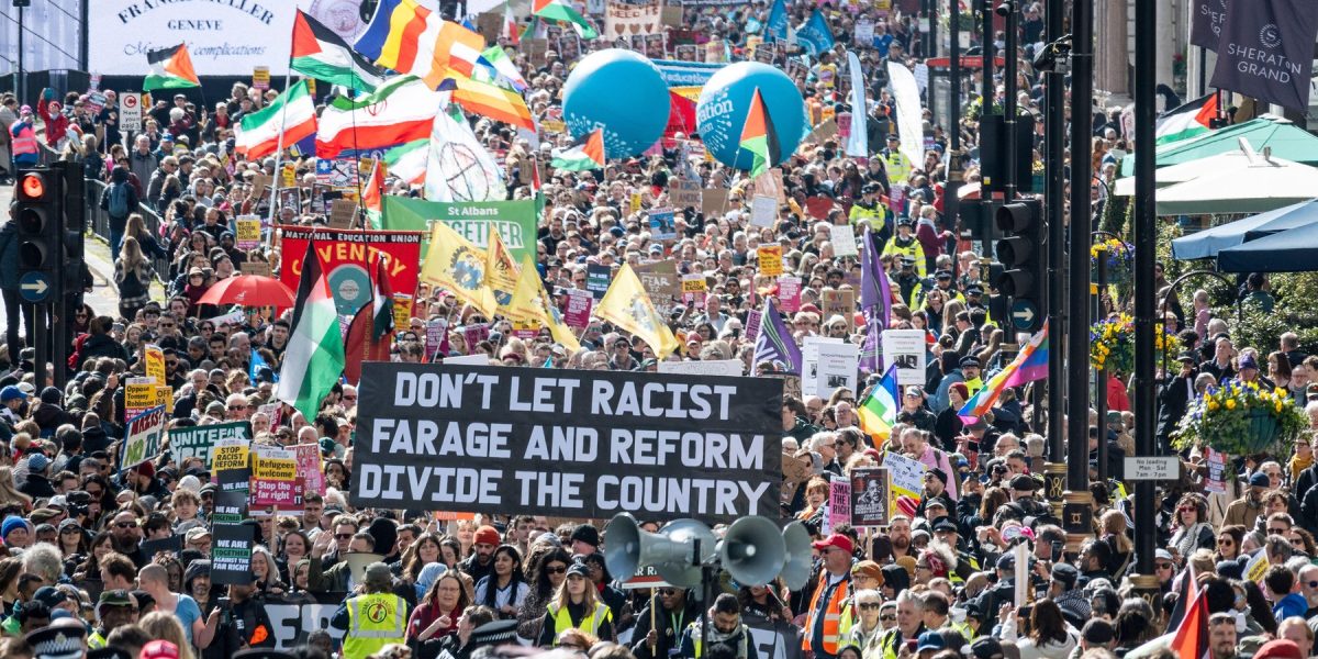 Zeci de mii de oameni au protestat la Londra împotriva extremei drepte Zeci de mii de oameni au manifestat sâmbătă în centrul Londrei, în cadrul unui marș organizat împotriva extremei drepte, eveniment la care protestatarii și-au exprimat nemulțumirea față de ascensiunea politică a lui Nigel Farage, liderul Partidului Reformei Regatului Unit (Reform UK)