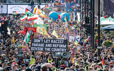 Zeci de mii de oameni au protestat la Londra împotriva extremei drepte Zeci de mii de oameni au manifestat sâmbătă în centrul Londrei, în cadrul unui marș organizat împotriva extremei drepte, eveniment la care protestatarii și-au exprimat nemulțumirea față de ascensiunea politică a lui Nigel Farage, liderul Partidului Reformei Regatului Unit (Reform UK)