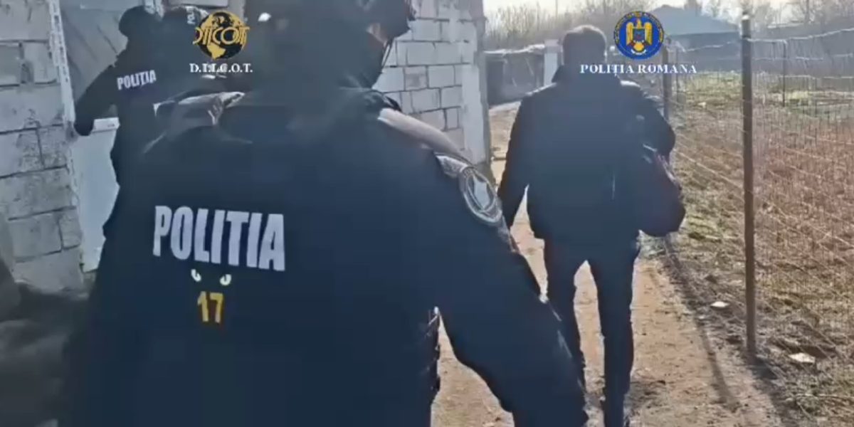 Trei persoane, inclusiv doi minori, reținute în Teleorman pentru trafic de minori și exploatare sexuală Procurorii DIICOT Teleorman au reținut trei persoane, dintre care doi minori în vârstă de 16 ani, pentru infracțiuni grave, după cum informează surse judiciare