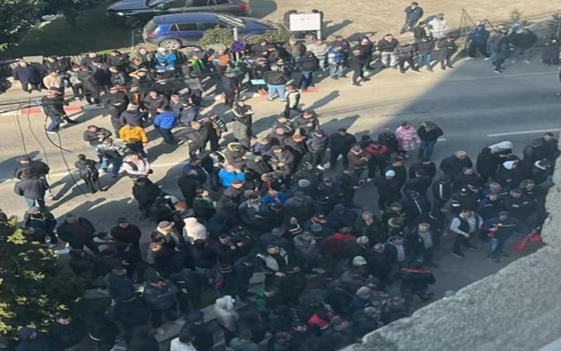 Proteste la Târgu Jiu: Sute de mineri și energeticieni contestă concedierile de la CE Oltenia Sute de mineri și energeticieni s-au adunat miercuri în fața sediului Complexului Energetic Oltenia (CE Oltenia) din Târgu Jiu, pentru a protesta față de decizia administrației de a nu mai prelungi contractele de muncă pe perioadă determinată pentru aproximativ 1.500 de angajați, începând cu data de 1 aprilie