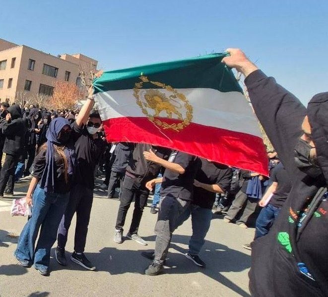Gărzile Revoluționare Iraniene amenință cu represiune populația, avertizând-o să nu protesteze Serviciul secret al Gărzilor Revoluționare Iraniene (IRGC) a emis o avertizare dură populației, cerând oamenilor să nu iasă în stradă pentru a protesta