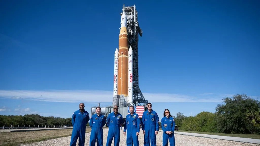 Astronauții Artemis 2 au ajuns la Centrul Kennedy, pregătiți pentru misiunea lunară Echipajul misiunii Artemis 2, care va fi prima călătorie umană spre Lună în peste jumătate de secol, a aterizat la Centrul Spațial Kennedy (KSC) din Florida, pregătindu-se pentru lansarea programată pe 1 aprilie