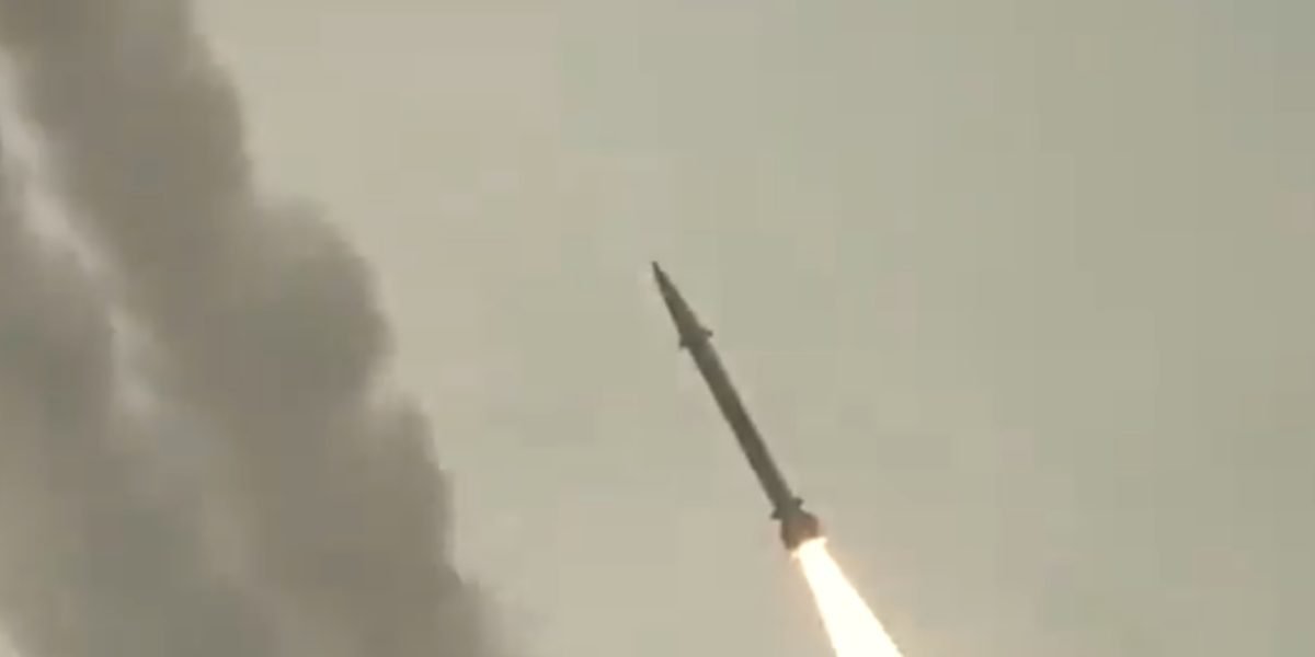Iranul amenință cu atacarea instalației nucleare Dimona ca răspuns la o posibilă schimbare de regim Un oficial militar iranian a avertizat miercuri că Teheranul ar putea lovi instalația nucleară israeliană de la Dimona dacă Israelul sau Statele Unite vor încerca să provoace o schimbare de regim în Iran