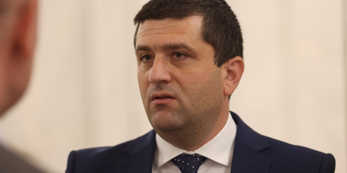 Miruță, ministrul USR, contestă documentul despre înscrierea în PSD și admite „mersul la mare cu PSD” Un document atribuit ministrului Apărării, Radu Miruță, și vicepremier, a generat controverse