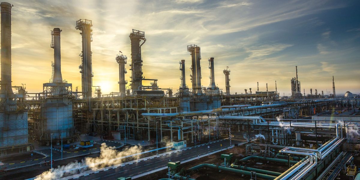 Rafinăria uriașă din Abu Dhabi, cu activitatea suspendată