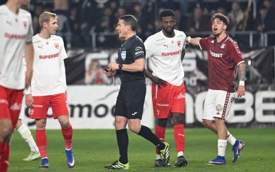 Dinamo, învinsă de Rapid într-un meci marcat de controverse de arbitraj Derby-ul dintre Dinamo și Rapid, desfășurat sâmbătă, s-a încheiat cu victoria giuleștenilor, scor 3-2, însă rezultatul a fost umbrit de deciziile arbitrilor, contestate vehement de tabăra dinamovistă