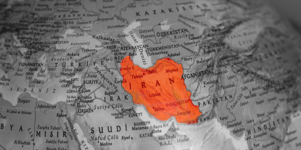 Criza din Iran lovește puternic și buzunarele românilor: Biletele de avion, mai scumpe Prețul biletelor de avion va crește semnificativ în următoarele luni, avertizează experții