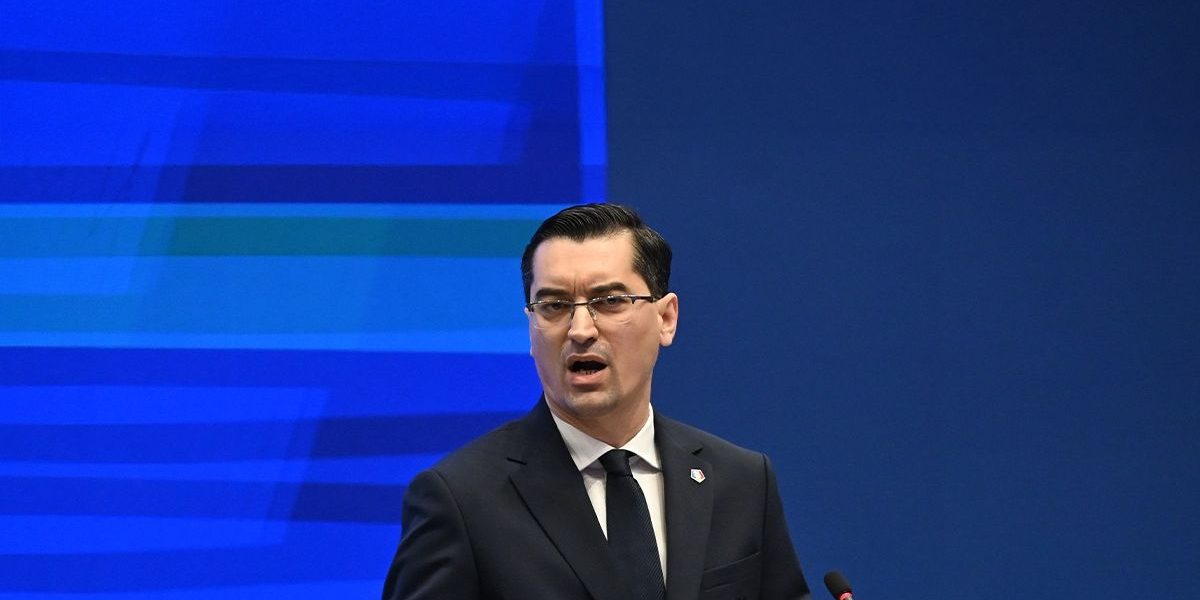 Răzvan Burleanu, reales la șefia FRF, contestat de opozanți: „cinci voturi se pot transforma în cinci dosare” București – Alegerile pentru președinția Federației Române de Fotbal (FRF) s-au încheiat cu o victorie clară pentru Răzvan Burleanu, care a obținut un nou mandat