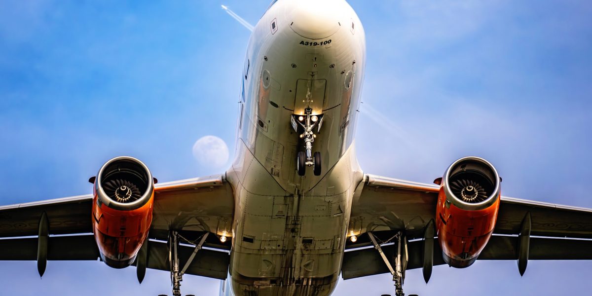 Relaxare la controlul de securitate pe aeroporturile bucureștene: lichidele pot fi transportate în recipiente mai mari Pasagerii care pleacă de pe Aeroportul Internațional „Henri Coandă” din Otopeni și Aeroportul Internațional București Băneasa „Aurel Vlaicu” pot transporta în bagajul de mână lichide, aerosoli și geluri în recipiente de până la doi litri