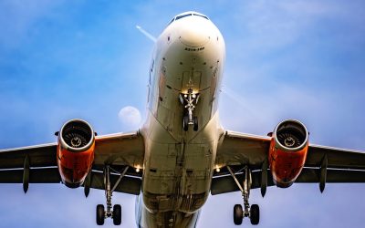 Relaxare la controlul de securitate pe aeroporturile bucureștene: lichidele pot fi transportate în recipiente mai mari Pasagerii care pleacă de pe Aeroportul Internațional „Henri Coandă” din Otopeni și Aeroportul Internațional București Băneasa „Aurel Vlaicu” pot transporta în bagajul de mână lichide, aerosoli și geluri în recipiente de până la doi litri