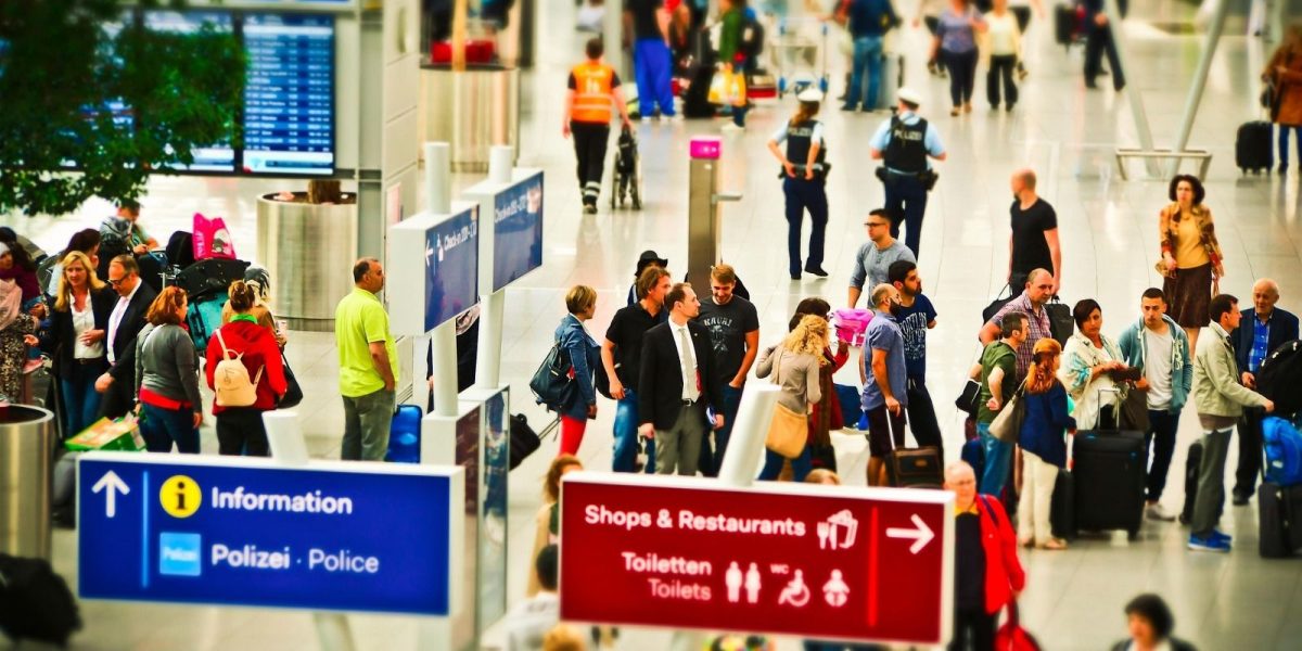 Aproape 500 de români au fost repatriați din zona de conflict din Orientul Mijlociu Ministerul Afacerilor Externe a anunțat că 490 de cetățeni români au fost repatriați din zona de conflict din Orientul Mijlociu, unde situația de securitate s-a deteriorat