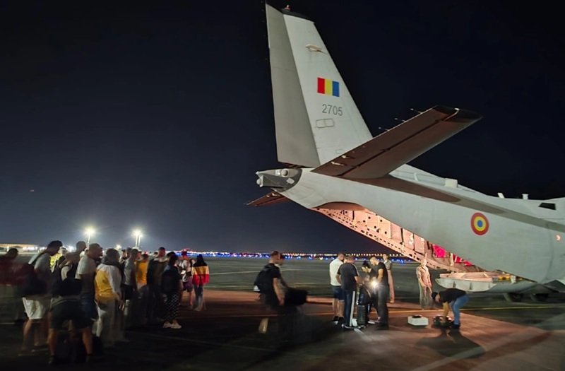 Bolojan solicită ajutorul Emiratelor Arabe Unite pentru repatrierea românilor din zonele de conflict Premierul Marcel Ciolacu a discutat cu președintele Emiratelor Arabe Unite, Sheikh Mohamed bin Zayed Al Nahyan, despre facilitarea culoarelor de zbor pentru companiile aeriene românești, în contextul crizei din Orientul Mijlociu