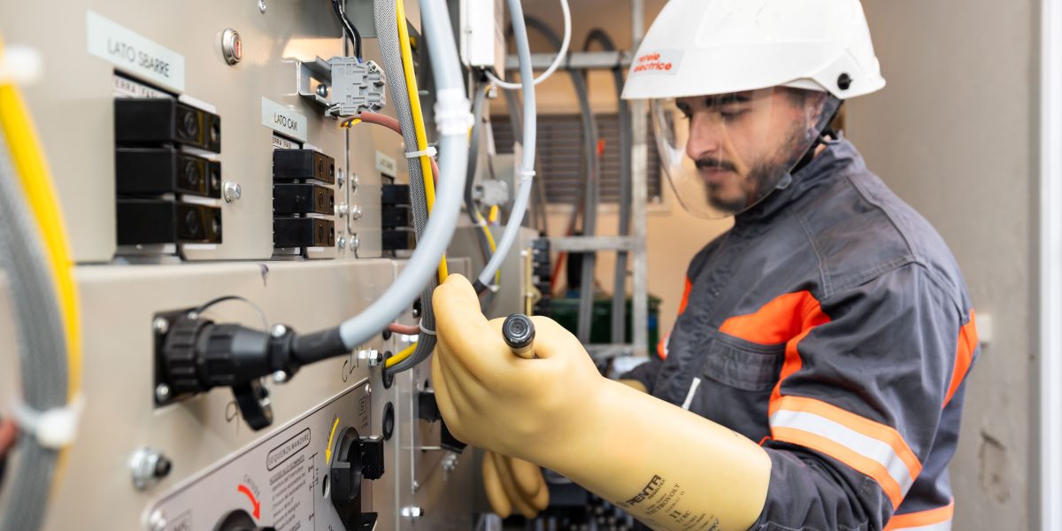 Rețele Electrice România finalizează modernizarea rețelelor din Năvodari, cu investiții de peste 22 de milioane de lei Rețele Electrice România (RER), parte a grupului PPC, a încheiat lucrările de modernizare a rețelelor de distribuție a energiei electrice în Năvodari, județul Constanța