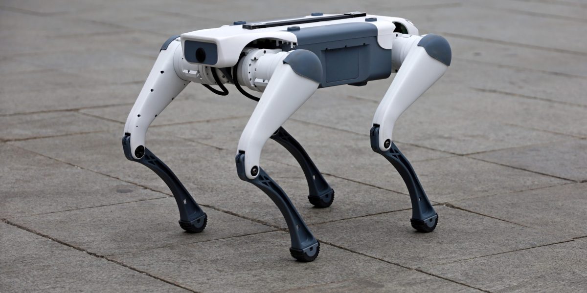 Roboți patrulează pe străzile din Târgu Mureș pentru a promova colectarea selectivă Un câine-robot și roboți umanoizi au început să patruleze pe străzile din Târgu Mureș, transmițând mesaje vocale prin care încurajează locuitorii să colecteze deșeurile selectiv