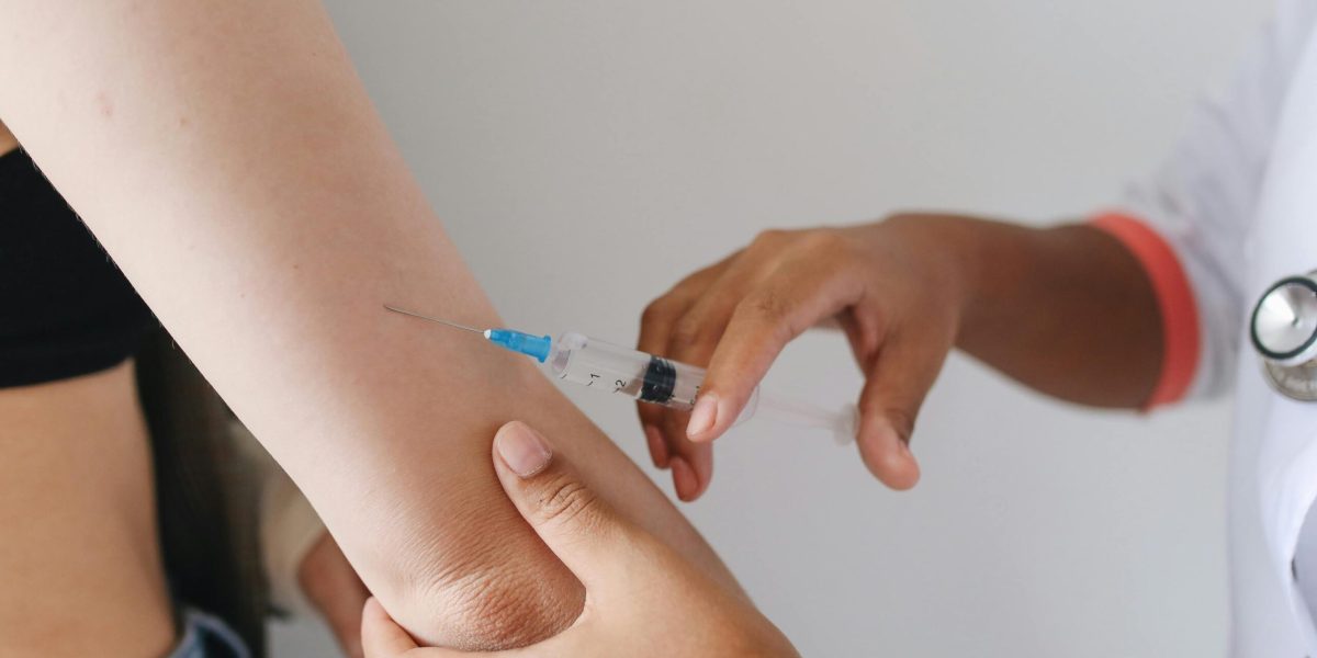 Creștere a vaccinării anti-HPV, dar România se confruntă cu probleme la rujeolă, spune ministrul Sănătății Ministrul Sănătății, Alexandru Rogobete, a anunțat recent o creștere a vaccinării anti-HPV în România, atribuind acest lucru extinderii gratuității vaccinului până la vârsta de 26 de ani