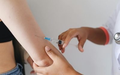 Oamenii în vârstă care se vaccinează antigripal cu doze mari au un risc semnificativ mai mic de a dezvolta boala Alzheimer, conform unui studiu recent