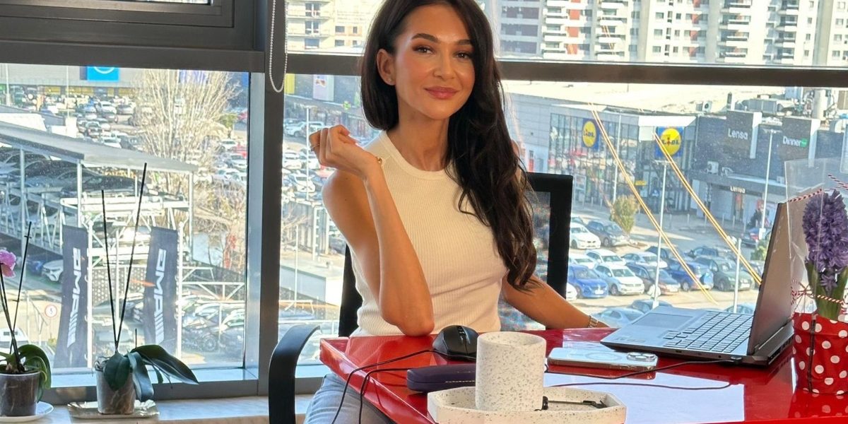 Ruxandra Luca anunță o revenire în atenția publicului, după o perioadă dificilă Vedeta Ruxandra Luca sugerează o revenire iminentă în proiecte publice, după o perioadă dificilă marcată de un scandal care a ținut-o departe de ochii publicului