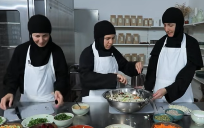 Salată de post, rețetă de la măicuțele de la Mănăstirea Nera În perioada Postului Mare, mulți credincioși caută preparate culinare simple, dar hrănitoare, pentru a-și susține atât sănătatea fizică, cât și echilibrul spiritual