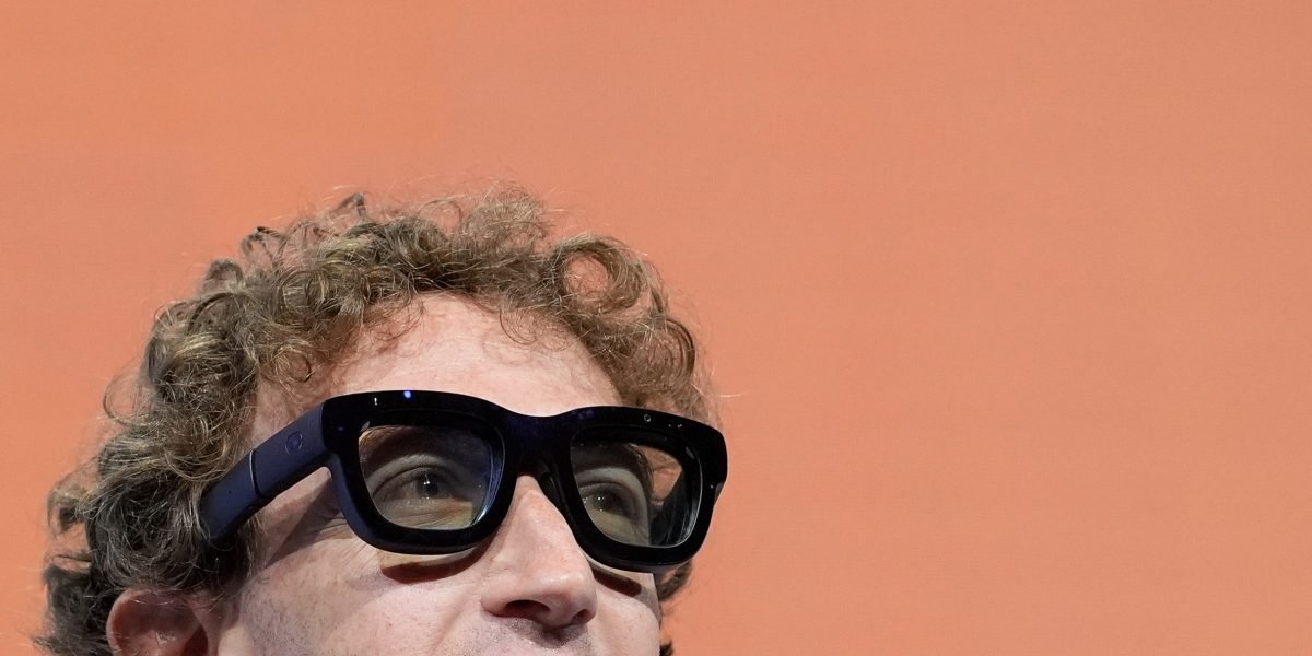 Meta, compania mamă a Facebook, se confruntă cu o anchetă în Marea Britanie privind modul în care gestionează datele captate de ochelarii inteligenți Ray-Ban