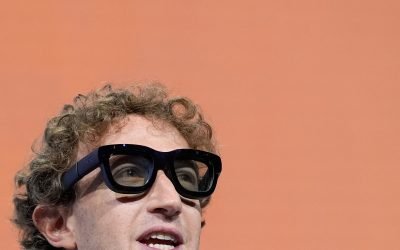 Meta, compania mamă a Facebook, se confruntă cu o anchetă în Marea Britanie privind modul în care gestionează datele captate de ochelarii inteligenți Ray-Ban