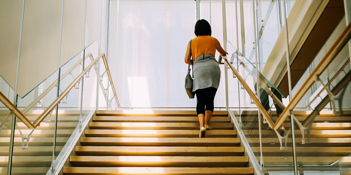 Problemele cardiace timpurii pot fi detectate prin simpla urcare a scărilor Dificultățile de respirație sau oboseala excesivă după urcarea scărilor pot fi semne ale unor probleme cardiace incipiente, atrag atenția cardiologii