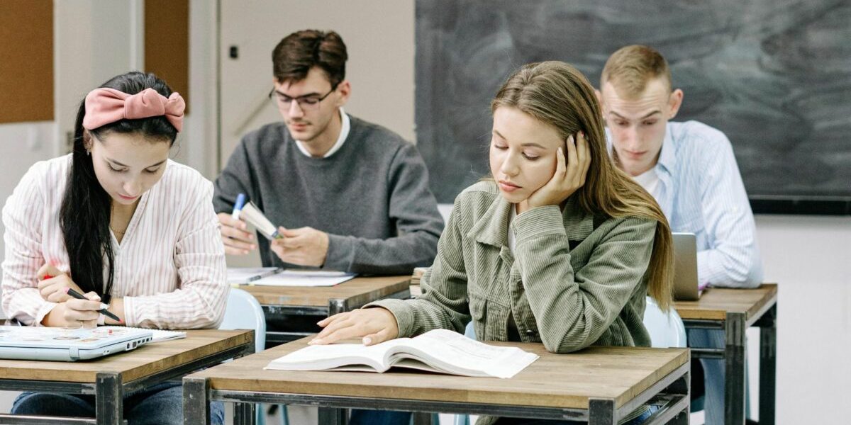 România, sub media OCDE la ratele de școlarizare și rezultate școlare Ratele de înscriere în învățământul preșcolar, primar și secundar sunt mai scăzute în România comparativ cu media țărilor din Organizația pentru Cooperare și Dezvoltare Economică (OCDE)