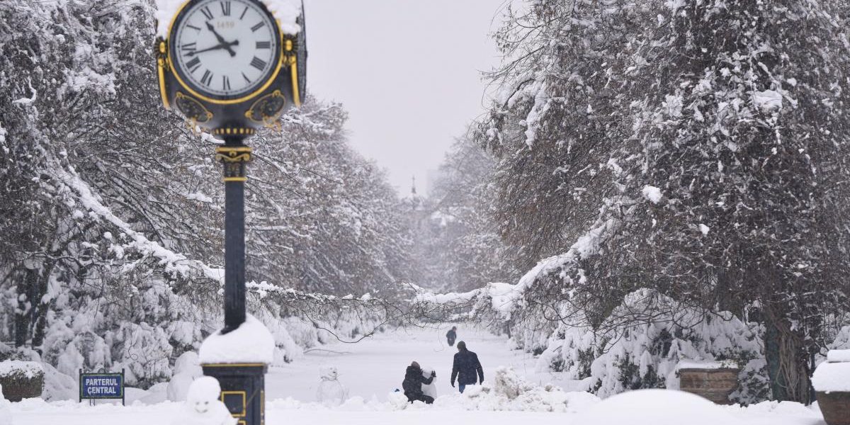 Bucureștenii se pregătesc din nou pentru ninsori, dar de data aceasta meteorologii anunță că va fi vorba de precipitații slabe