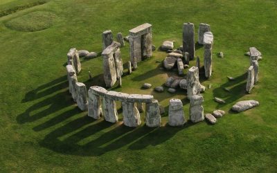 Stonehenge: Misterul Pietrei Altarului, dezlegat de cercetători Piatra Altarului de la Stonehenge, un bloc masiv de gresie cu o greutate impresionantă de șase tone, și-a dezvăluit, în sfârșit, misterul originii