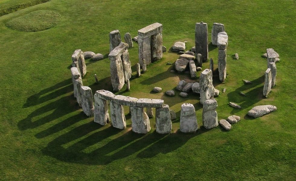 Stonehenge: Misterul Pietrei Altarului, dezlegat de cercetători Piatra Altarului de la Stonehenge, un bloc masiv de gresie cu o greutate impresionantă de șase tone, și-a dezvăluit, în sfârșit, misterul originii