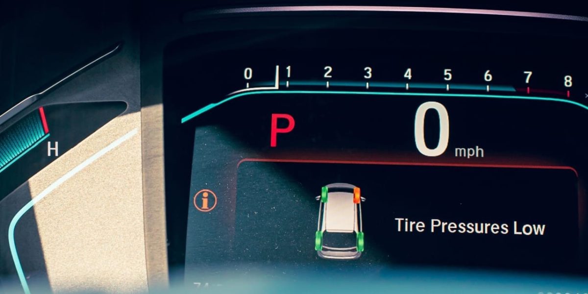 Senzorii din anvelope, o vulnerabilitate ascunsă a mașinilor moderne Un studiu recent arată că senzorii de presiune din anvelopele automobilelor pot fi utilizați pentru a urmări discret șoferii, dezvăluind informații despre deplasările și obiceiurile lor