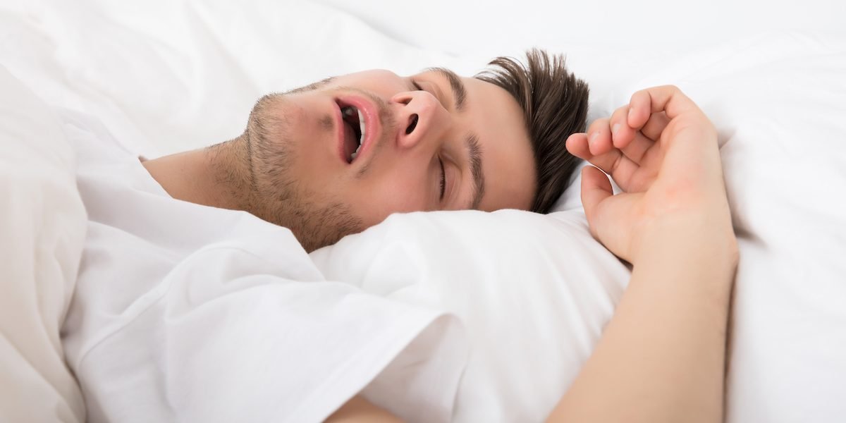 Sforăitul persistent: Un semnal de alarmă pentru sănătate Sforăitul nocturn, considerat adesea doar un deranj, poate ascunde probleme serioase de sănătate